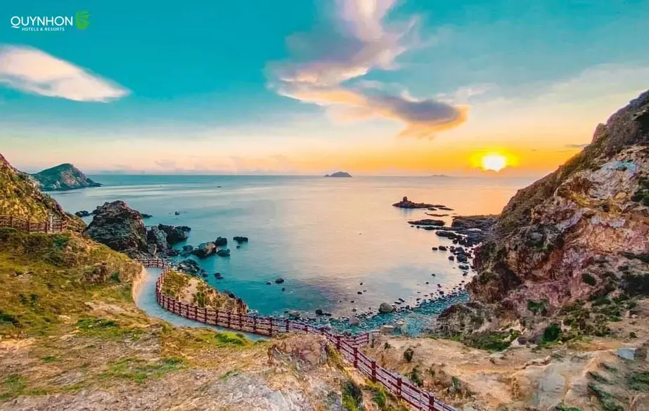 Khung cảnh thiên nhiên tại Eo Gió Quy Nhơn, một điểm du lịch nổi tiếng
