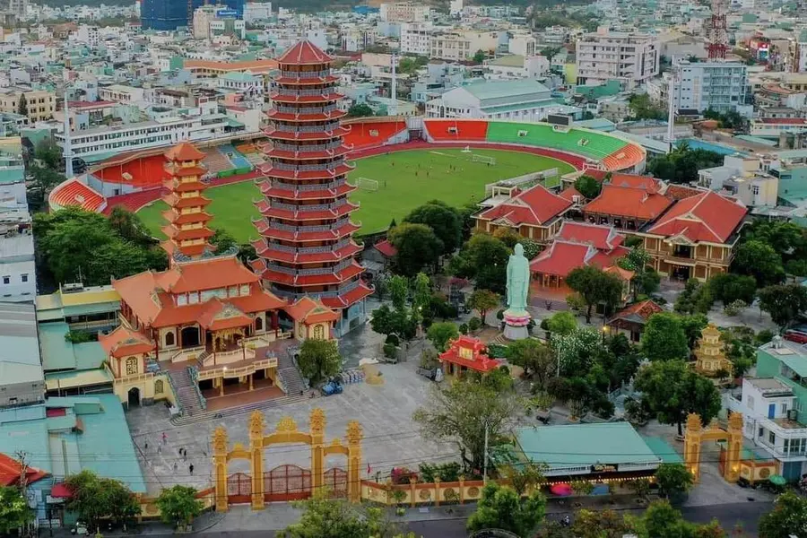 Một góc nhìn tổng quan về Chùa Long Khánh ở Quy Nhơn với khung cảnh yên bình.